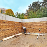 Küfner Betonwand in Holzoptik im Urnenpark Postbauer-Heng