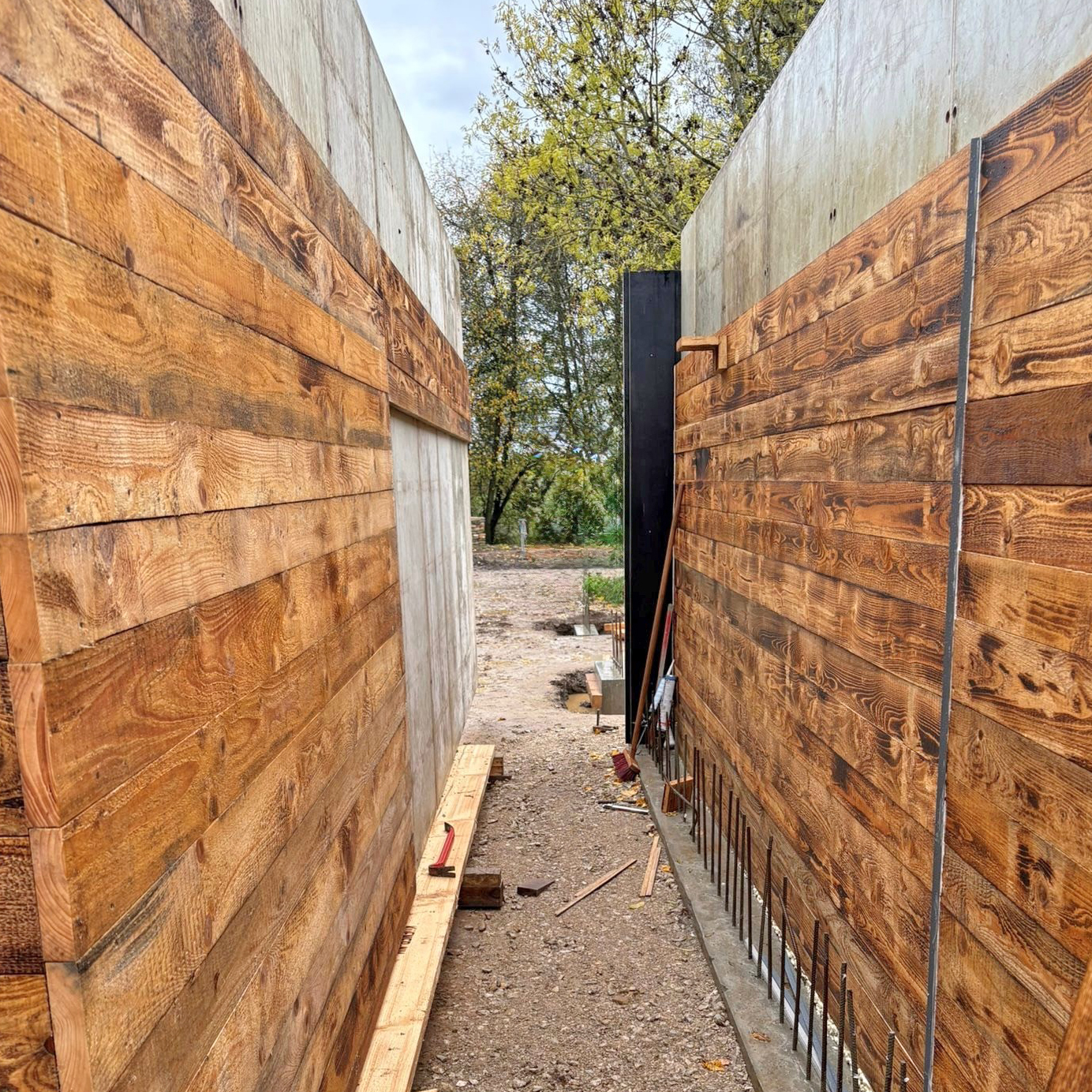 Küfner Betonwand in Holzoptik im Urnenpark Postbauer-Heng