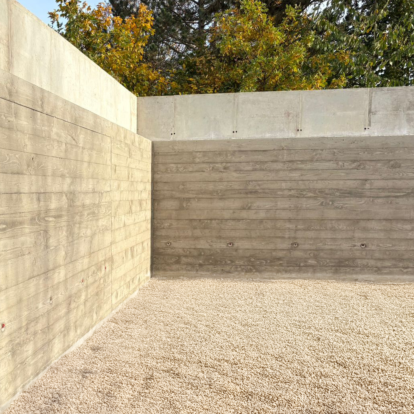 Küfner Betonwand in Holzoptik im Urnenpark Postbauer-Heng